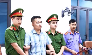 Công an tỉnh Tuyên Quang thi hành lệnh giữ người trong trường hợp khẩn cấp đối với Nguyễn Hà Duy, giáo viên Trường THPT Chuyên Tuyên Quang.