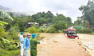 Tuyên Quang: Sạt lở núi vùi lấp một gia đình, xe khách mắc kẹt giữa dòng nước cuồn cuộn
