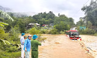Tuyên Quang: Sạt lở núi vùi lấp một gia đình, xe khách mắc kẹt giữa dòng nước cuồn cuộn