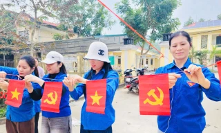 Cờ Tổ quốc, cờ Đảng rực rỡ giữa bản làng