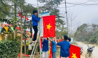 Thanh niên Tuyên Quang trang trí cờ hoa chào mừng Đại hội XIV của Đảng