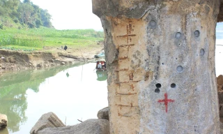 Hình ảnh trụ cầu sông Lô chi chít mũi khoan kiểm định, điều tra trước ngày sửa chữa