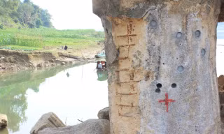 Hình ảnh trụ cầu sông Lô trơ lõi thép chi chít mũi khoan để kiểm định, điều tra trước ngày sửa chữa