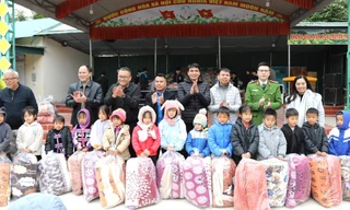 Mang chăn ấm, Tết sớm đến học sinh vùng cao Hoàng Su Phì