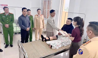 Đối tượng ném lại túi pháo, lao xe vào CSGT để bỏ chạy