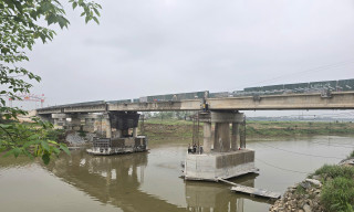 Một cây cầu nối tuyến huyết mạch ở Phú Thọ sửa chữa nhiều năm chưa xong