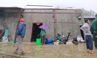 Giông lốc kèm mưa đá ở Tuyên Quang, nhiều nhà dân tốc mái