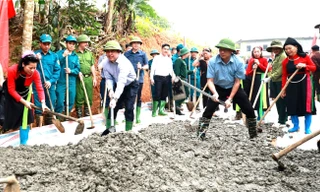 Bí thư, Chủ tịch Lào Cai cùng dân xúc vữa, làm đường bê tông nông thôn