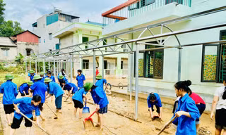 Thanh niên Tuyên Quang dọn dẹp bùn đất sau ngập lụt