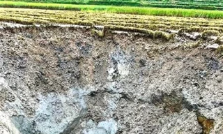 Xuất hiện hố rộng 100m2, sâu hoắm giữa cánh đồng ở Tuyên Quang