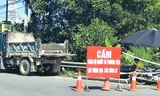 Phú Thọ tạm cấm các phương tiện qua cầu Sông Lô do trụ cầu gặp sự cố