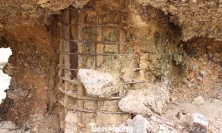 Tận thấy trụ cầu Sông Lô ở Phú Thọ bị khoét rỗng, trơ cốt thép hoen gỉ 