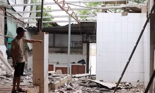 Sụt lún bất thường ven sông Thao, nhiều nhà nứt toác, chính quyền phải lập chốt dã chiến