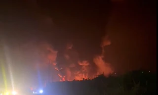 Nhà máy thủy tinh ở Lào Cai phát hỏa trong đêm, khói bốc cao, nhiều tiếng nổ lớn