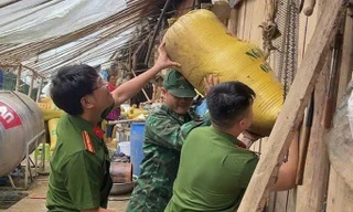 Công an Lào Cai căng mình di dời người và tài sản của người dân khỏi vùng sạt lở