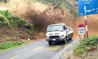 Kinh hãi giây phút tài xế ô tô lao qua khu vực núi đang lở ở Sa Pa