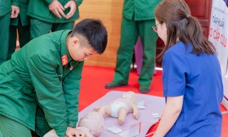 Bộ đội Quân khu 2 tập huấn sơ cấp cứu giữ lại sự sống trong tình huống khẩn cấp