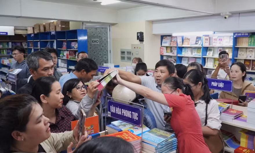 Thủ tướng chỉ đạo xử lý ngay tình trạng thiếu sách giáo khoa, bất cập suất ăn học đường