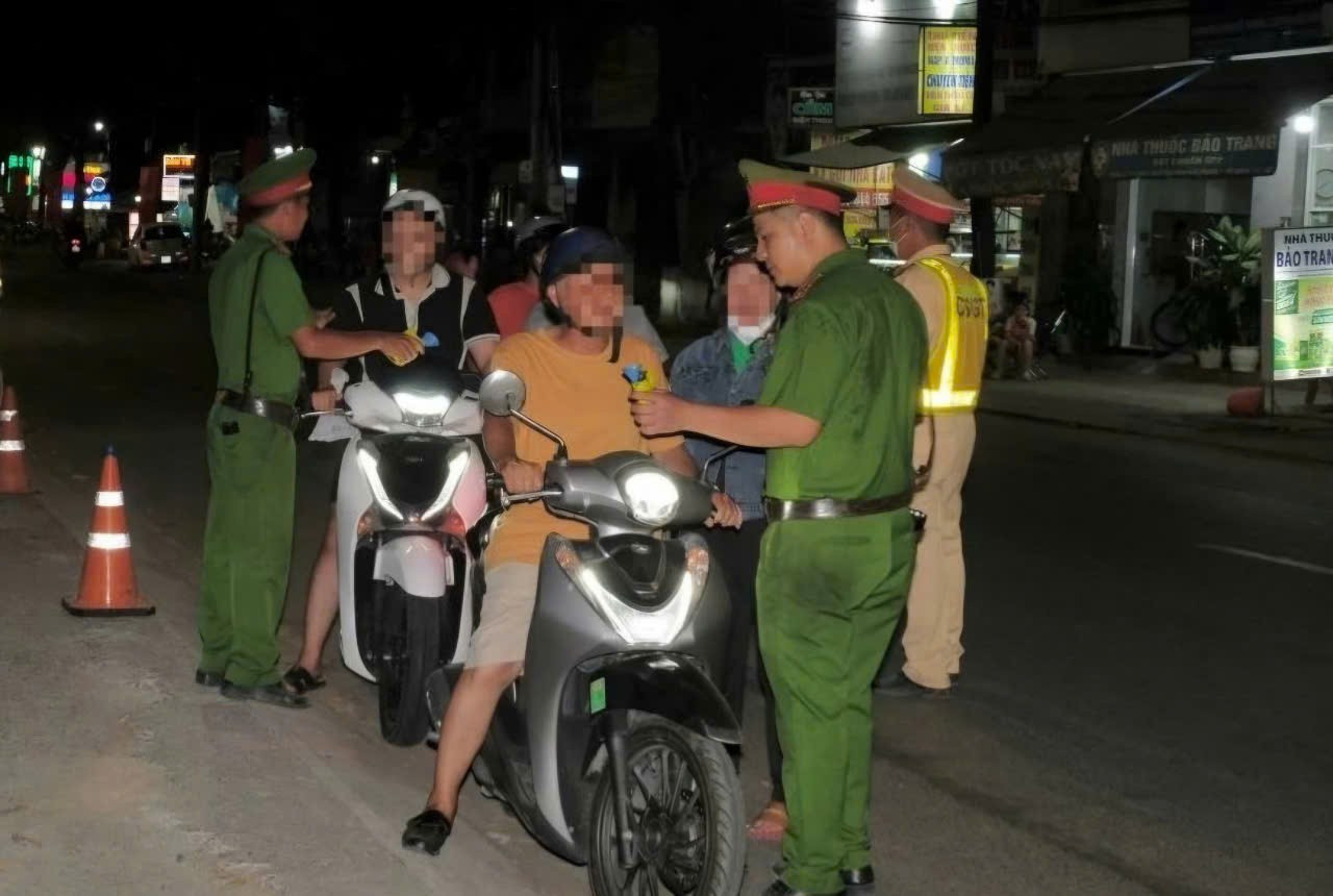Một tổ kiểm tra nồng độ cồn trên đường phố tại Đồng Nai nd-con.jpg