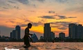 Hà Nội nóng như 'chảo lửa', người dân ra sông Hồng, Hồ Tây bơi giải nhiệt