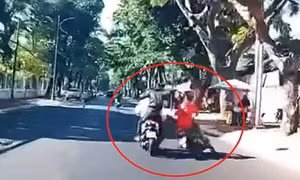Xác minh clip nam thanh niên đang chạy xe bị tấn công bằng mũ bảo hiểm