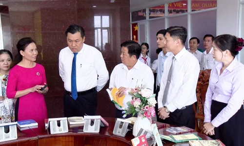 TPHCM trao tặng hơn 10.000 bản sách cho các phường, xã