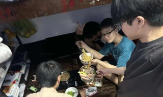 Ký túc xá THPT chuyên Quốc học Huế lấp lánh yêu thương giữa mùa nước lụt 