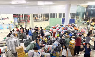 Sinh viên tất bật ngày đêm tiếp nhận hàng hóa cứu trợ gửi đến đồng bào miền Trung