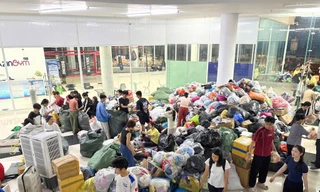 Sinh viên tất bật ngày đêm tiếp nhận hàng hóa cứu trợ gửi đến đồng bào miền Trung