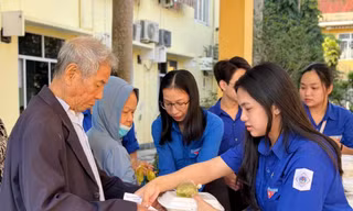 Đoàn viên, thanh niên trao suất ăn miễn phí cho các bệnh nhân có hoàn cảnh khó khăn