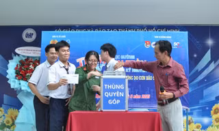 Nhiều trường THPT chung tay quyên góp ủng hộ đồng bào bị thiệt hại do bão số 10