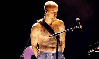 Justin Bieber nghĩ gì khi cởi trần mặc quần đùi lên biểu diễn ở Grammys 2026?