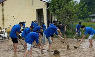 Thanh niên tình nguyện hỗ trợ người dân ổn định cuộc sống sau bão số 10 Bualoi