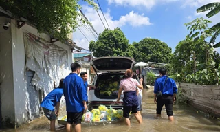 Đoàn viên, thanh niên cùng người dân khắc phục hậu quả sau bão số 10 và số 11