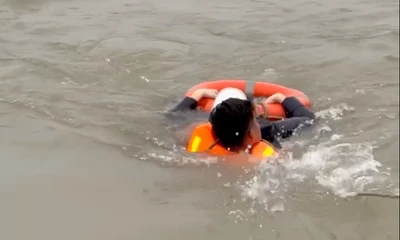 Hà Nội: Cảnh sát kịp thời cứu nạn nam sinh nhảy cầu Vĩnh Tuy giữa trời đông giá rét