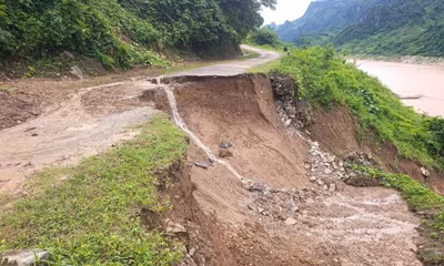 Mưa lớn khiến nhiều tuyến đường ở Điện Biên bị sạt lở