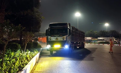 CSGT Hà Nội xuyên đêm xử phạt xe tải lắp thêm đèn, còi hơi