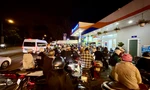 Lo xe bồn chở xăng bị cấm đường, người dân Đà Lạt đổ xô đi mua xăng