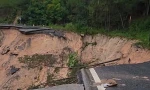 Đoạn đường rộng gần 50m sụt xuống tạo thành hàm ếch sâu khoảng 30m.