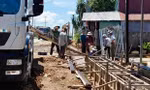 Công nhân tích cực thi công để kịp tiến độ dự án.