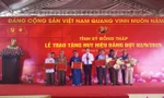 Bí thư Tỉnh uỷ Đồng Tháp Lê Quốc Phong trao Huy hiệu Đảng cho các Đảng viên cao niên.