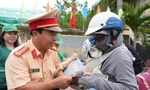 CSGT Lâm Đồng tặng lì xì, quà cho bà con trên đường về quê ăn Tết 