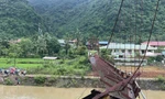 Lật cầu treo ở Điện Biên, ô tô và xe máy rơi xuống sông