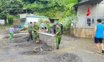 Công an xã ở Điện Biên hỗ trợ người dân dọn đường, gia cố nhà cửa sau mưa lũ