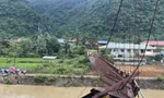 Lật cầu treo ở Điện Biên, ô tô và xe máy rơi xuống sông