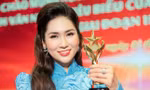 NSƯT Như Huỳnh đại diện cải lương miền Nam nhận giải cùng 200 nghệ sĩ