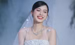 Đỗ Thị Hà thay 3 bộ váy cúp ngực ở lễ cưới 