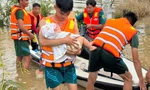Mô tô nước cứu nhiều người già và trẻ em khỏi vùng ngập sâu 
