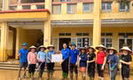 Thanh niên Lào Cai dọn dẹp trường lớp, chuyển lương thực đến người dân vùng lũ