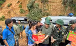 Phó Thủ tướng Trần Hồng Hà thăm hỏi người dân vùng lũ Điện Biên